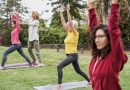 Yoga visa união de corpo e mente através de posturas e respirações