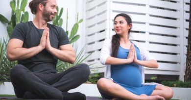 No final da gestação, yoga para casais é opção para colaborar na preparação do parto