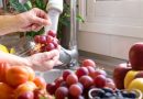 Antes de consumir, frutas e verduras precisam de higienização adequada